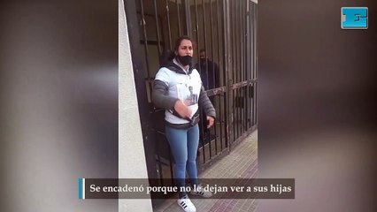 Se encadenó porque no le dejan ver a sus hijas