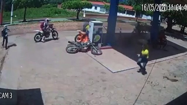 Incêndio em motocicleta é registrado em posto de combustíveis