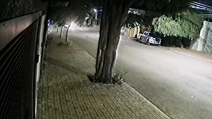 Câmera registra momento em que Fiesta atinge camionete estacionada na Rua Vitória