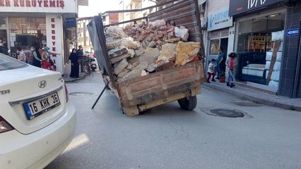 Çöken yola saplanan römorka demir çubuklu önlem