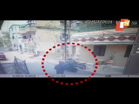 Caught On Cam | Chain Snatchers Loot In Bhubaneswar In Broad Daylight