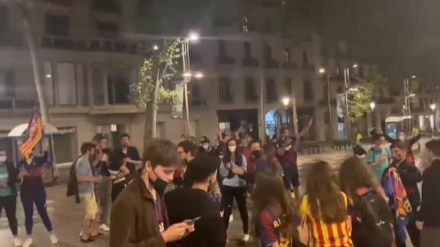 Decenas de jóvenes celebran en Canaletas la victoria del Barça femenino en la Champions