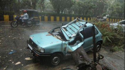 Télécharger la video: Powerful Cyclone hits Mumbai, trees uprooted