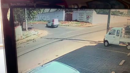 Vídeo mostra Uno sem direção antes de bater contra portão de residência no Brasília