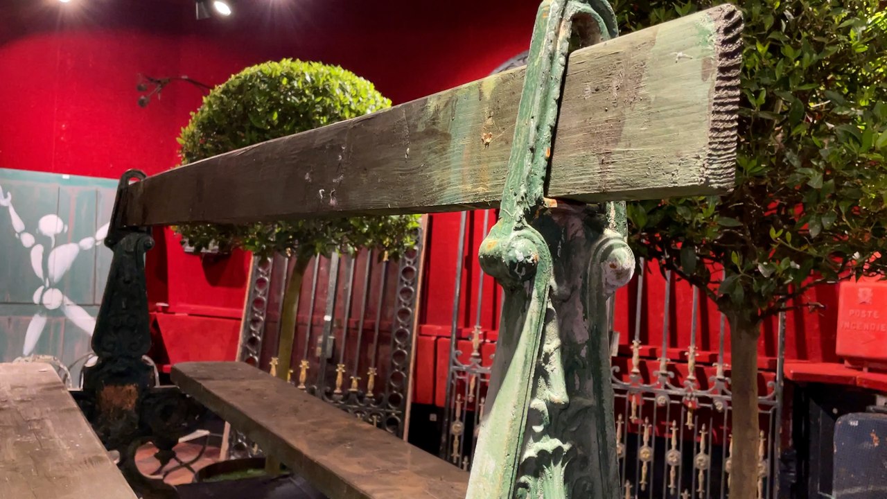 La vente aux enchères polémique du mobilier urbain  parisien