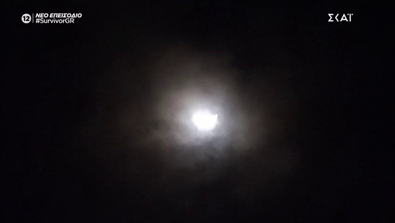 Survivor: Τα φιλιά και τα χάδια της Μαριαλένας προς τον Σάκη, αργά το βράδυ στην καλύβα!