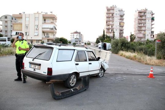 Antalya'da midibüs ile otomobil çarpıştı: 2 yaralı