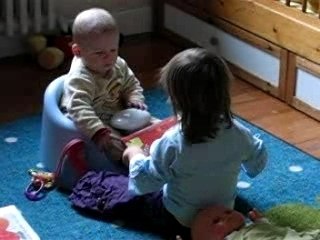 25 fevrier 08 maelisse lit un livre à elliot