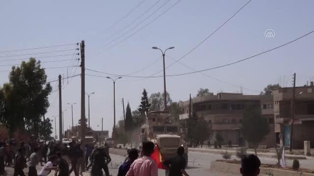 Terör örgütü YPG/PKK yandaşları Suriye'de ABD ordusu araçlarını taşladı (2)