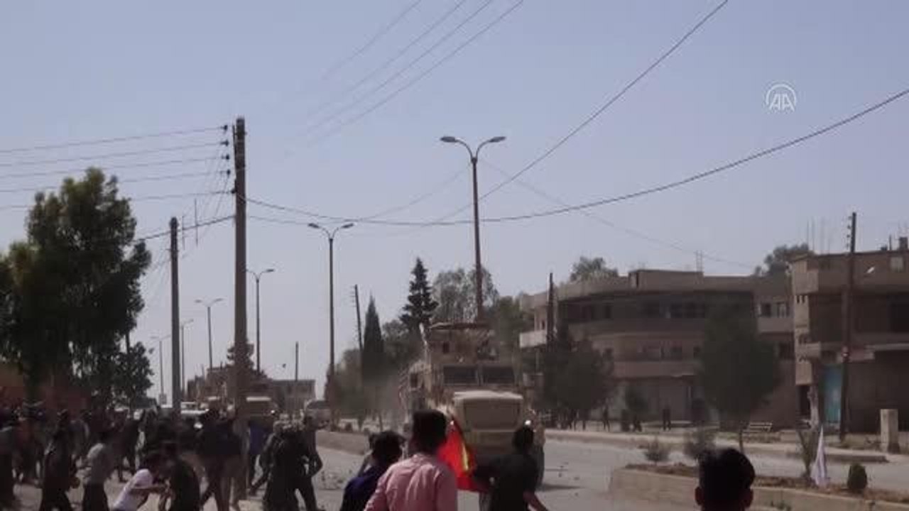 Terör örgütü YPG/PKK yandaşları Suriye'de ABD ordusu araçlarını taşladı (2)