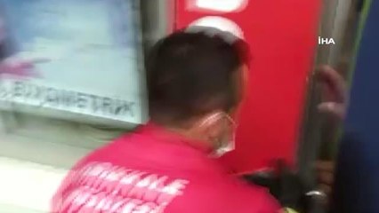 Reklam tabelasının içinden çıkamayan yavru kedi kurtarıldı