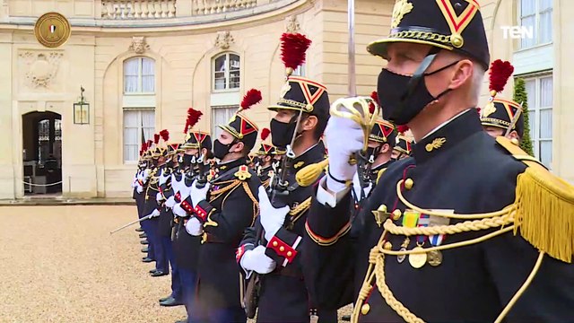 الرئيس السيسي يلتقي الرئيس الفرنسي في قصر الإليزيه بباريس