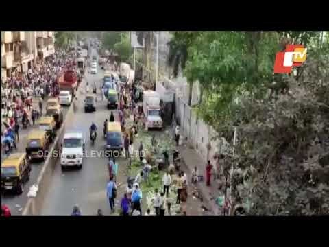 Mumbai - Huge Crowd Spotted Flouting COVID Norms In Dadar