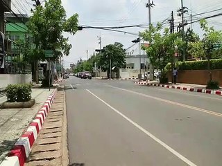 มุกดาหาร หนุ่มลงจากรถจักยานยนต์มาเต้นโยกไปมากลางไฟแดง ทำเอาคนงงกันทั้งถนน