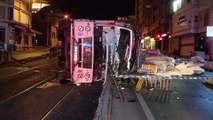 İSTANBUL - Virajı alamayan kamyon tramvay yoluna devrildi, 1 kişi yaralandı