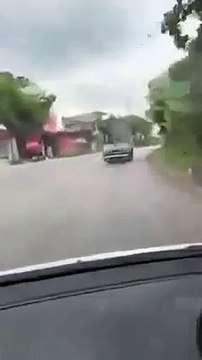 Mặc xe ưu tiên hú còi xin đường, tài xế xe tải vẫn không chịu nhường