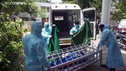 شاهد: مسلمون وهندوس ومسيحيون يتكاتفون لدفن جثث ضحايا كوفيد-19 في الهند