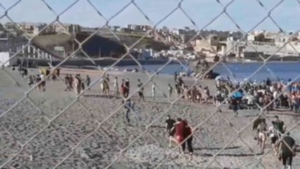 Video herunterladen: Unos cinco mil migrantes llegan a Ceuta desde Marruecos