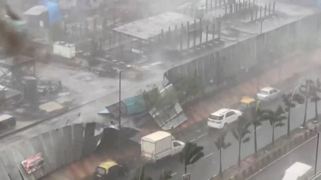 Un cyclone s'abat sur l'Inde, avec des vents de 185 km/h