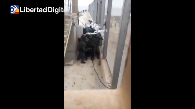 Lanzan cientos de piedras y objetos a la Guardia Civil en la valla de Ceuta