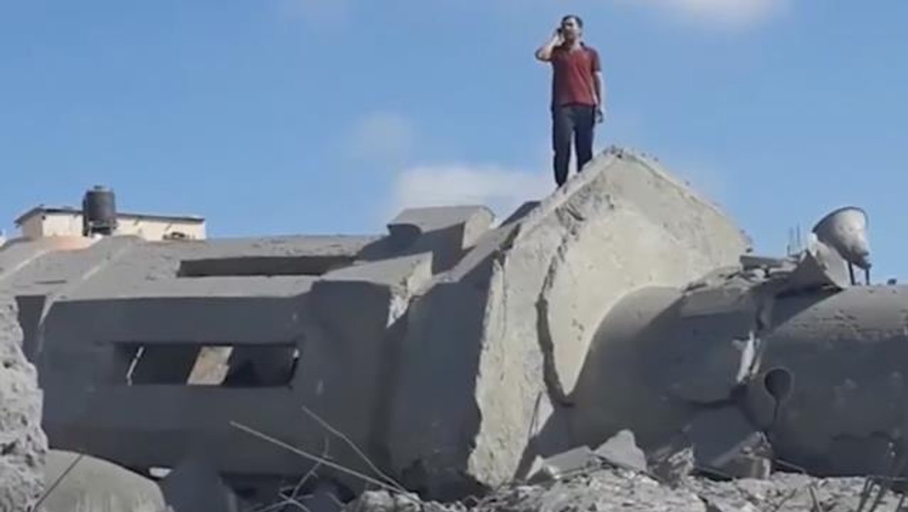 İsrail'in yerle bir ettiği cami enkazında ezan okuyan Filistinli gencin görüntüleri yürek yaktı