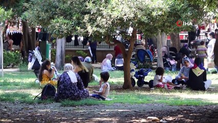 Lokantalar kapalı olunca cami bahçeleri açık hava lokantasına döndü