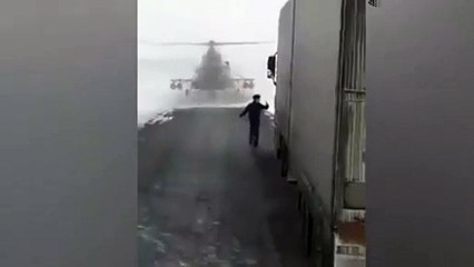 Askeri helikopter otobana indi TIR şoförüne yol sordu!