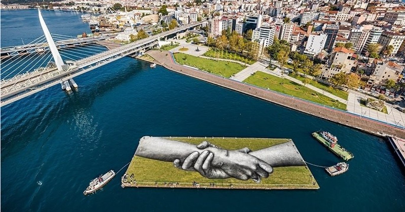 Cet artiste utilise la nature pour délivrer des messages d'espoir et de solidarité