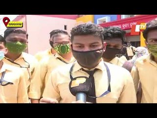 Télécharger la video: Rourkela | Govt Autonomous College Students Protest Offline Exams Amid Surge In Covid-19 Cases