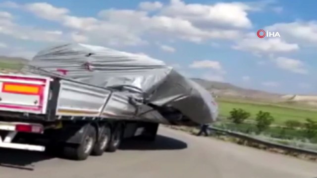 Sebze yüklü tırın yükünün devrilme anı kamerada