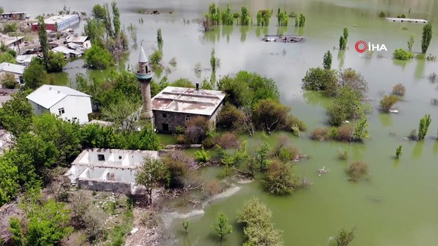 Karakurt Barajı'nın seviyesi yükseldi, boşaltılan köyde evler ve cami sular altında kaldı