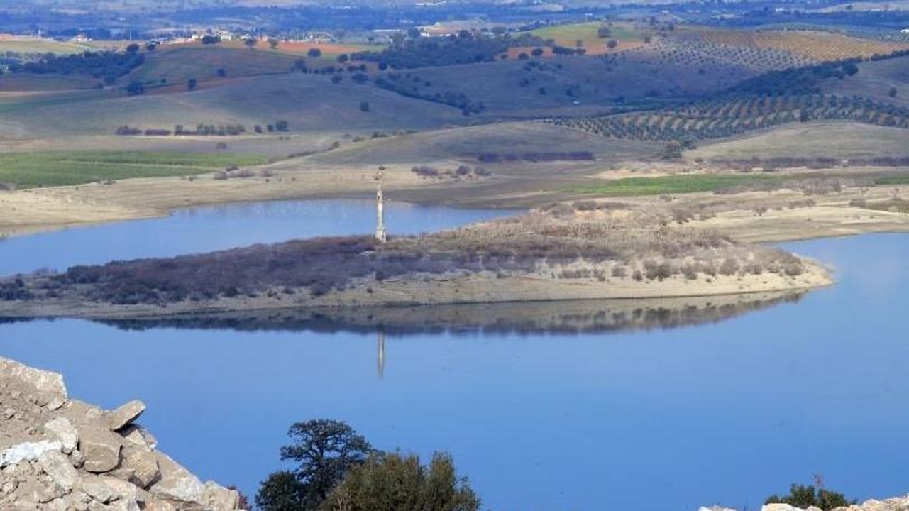 Sular çekildi 95 yılık caminin minaresi göründü