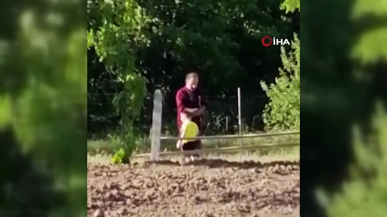 Namaz kılan vatandaşın torunuyla imtihanı kamerada