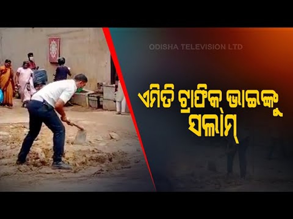 Special Story | Traffic Constable Repairs Road - OTV Special Story From Rourkela