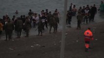 El Ejército se despliega en la playa del Tarajal para intentar controlar la entrada masiva de migrantes en Ceuta