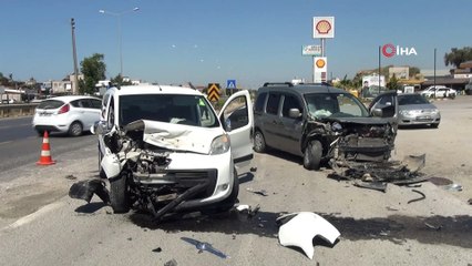 Hurdaya dönen araçların kaza anı güvenlik kamerasına yansıdı