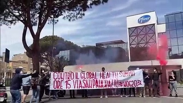 Roma, blitz a sede Pfizer: Stop brevetti, vaccini gratuiti per tutti