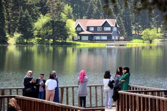 Gölcük Tabiat Parkı'na tam kapanma sonrası ziyaretçi akını