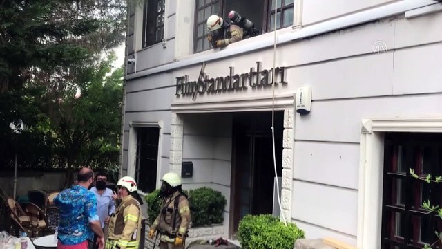 İSTANBUL - Şişli'de bir binada çıkan yangın söndürüldü