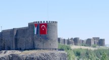 Diyarbakır Büyükşehir Belediyesince, tarihi surlara Türk ve Filistin bayrakları asıldı