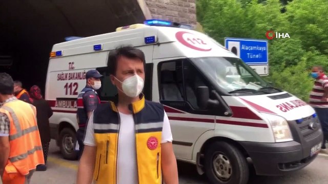 Otomobiller kafa kafaya çarpıştı: 1 ölü, 7 yaralı Kazada yaralanan annesinin sedyede kucağından inmedi