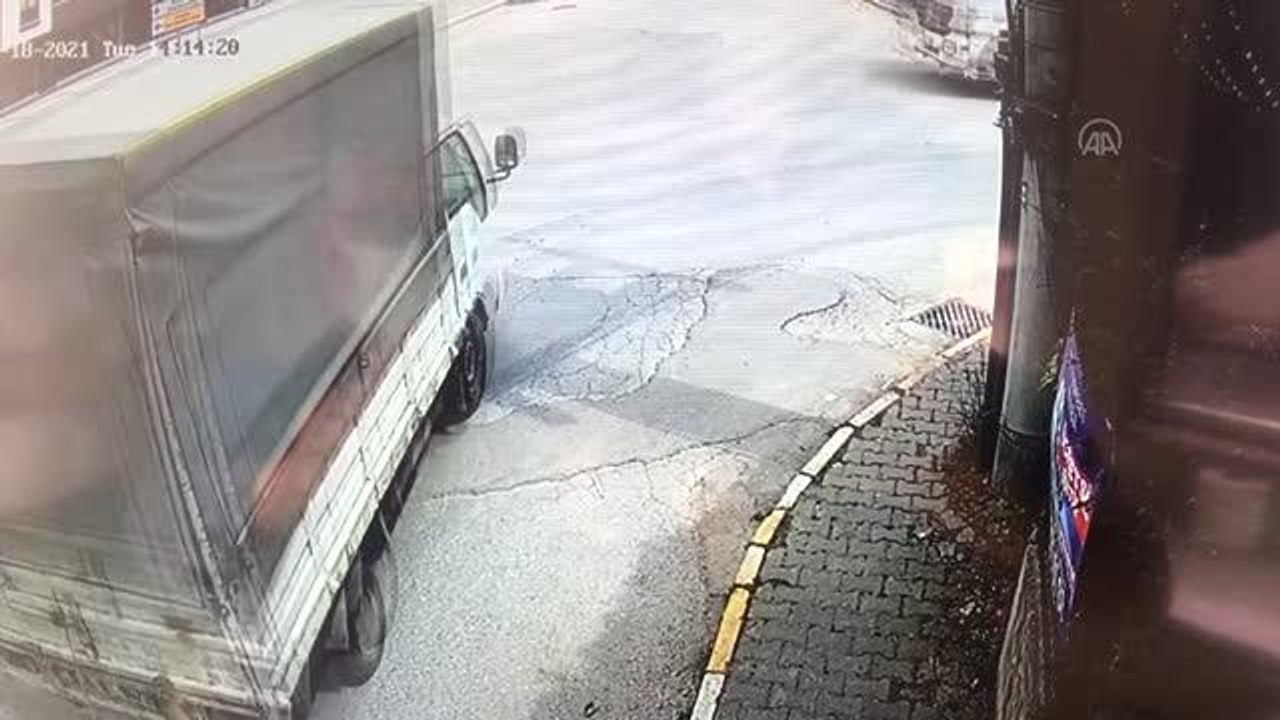 1 kişinin yaralandığı zincirleme trafik kazası güvenlik kamerasına yansıdı