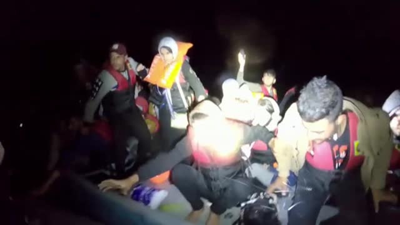 Rescatados en medio de la noche en el Mediterráneo en un bote de madera con el sueño de llegar a Europa
