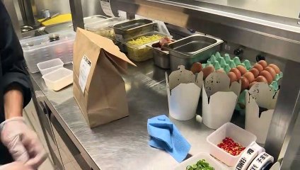 "Dark kitchens": la livraison de repas fait pousser les cuisines collectives en banlieue