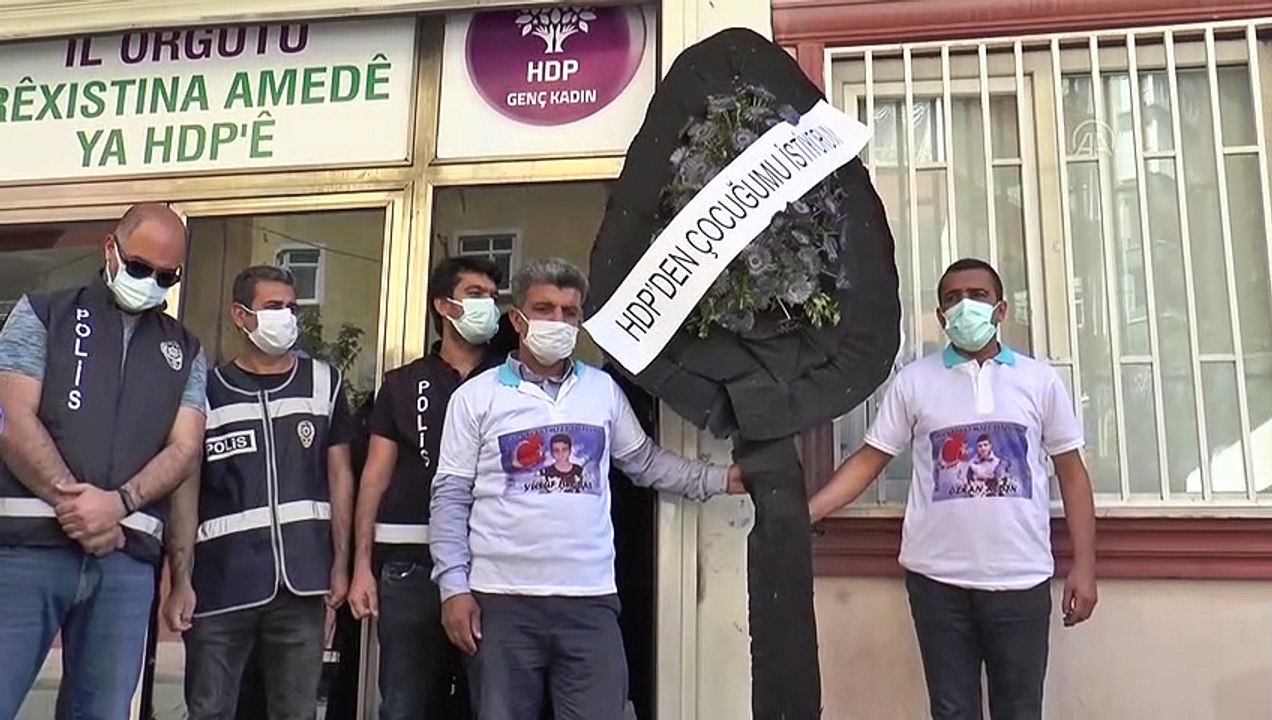 DİYARBAKIR - Evlat nöbeti tutan baba, oğlunun dağa kaçırılmasının 2. yılında HDP önüne siyah çelenk bıraktı