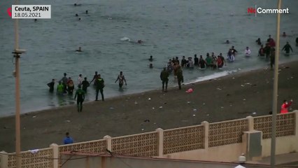 Thousands of migrants swim to reach Spain