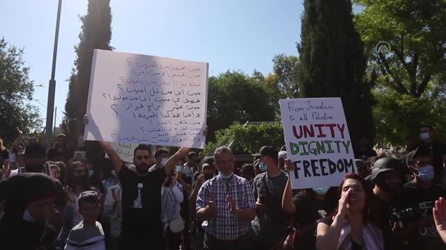 İsrail polisleri Doğu Kudüs'ün Şeyh Cerrah mahallesinde Filistinlilere saldırdı