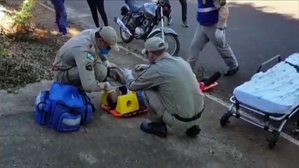 Motociclista atinge carro e fica ferido, no Bairro Santa Cruz