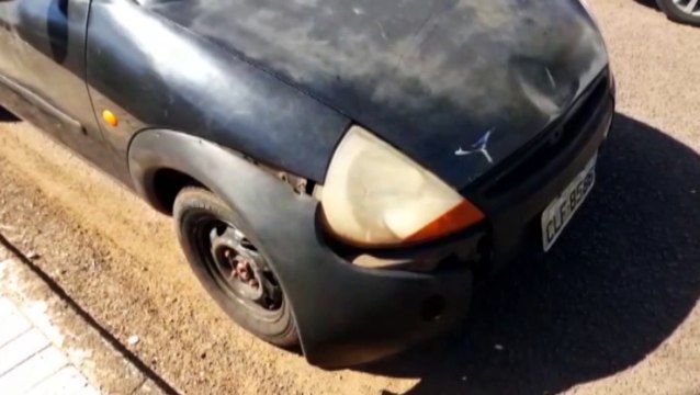 Motociclista tem suspeita de fratura no pé após colidir com um Ford Ka, no Bairro Pioneiros Catarinense