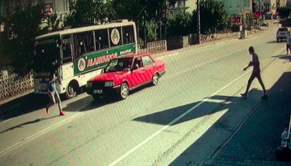 Su almak için otobüsten inen futbolcuya otomobil çarptı... O anlar kamerada